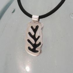 Zilveren hanger met zwarte email, geïnspireerd op de papercuts van Henri Matisse.