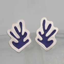Zilveren oorstekers met blauwe email, geïnspireerd op de papercuts van Henri Matisse.
