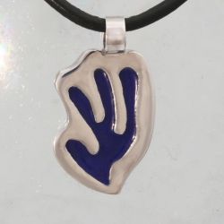 Zilveren hanger met blauwe email, geïnspireerd op de papercuts van Henri Matisse.