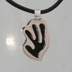 Zilveren hanger met zwarte email, geïnspireerd op de papercuts van Henri Matisse.