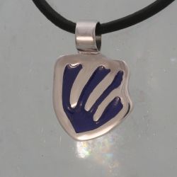 Zilveren hanger met blauwe email, geïnspireerd op de papercuts van Henri Matisse.