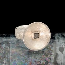 Schotelring met ruwe diamant