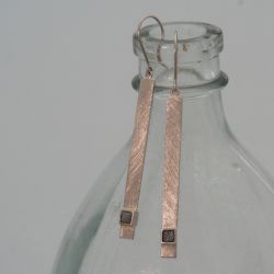 Lange witgouden oorhangers