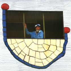 De kunst van Hundertwasser heeft altijd in het teken gestaan van het streven naar een organische versmelting van de mens met zijn omgeving. Zijn visie op deze relatie verwerkte hij in schilderijen bestaande uit heldere kleuren en golvende lijnen. Maar zijn denkbeelden kwamen het sterkst tot uitdrukking in zijn architectuur van kleurrijke, ecologische gebouwen. Deze sieraden zijn door zijn werk geïnspireerd. Friedensreich Hundertwasser