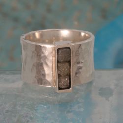 Zilveren hamerslagring met 3 ruwe diamanten