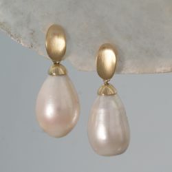 Matte gouden oorhangers met zoetwaterparels