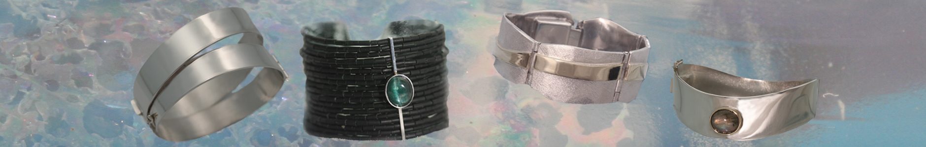 De armbanden op deze foto zijn in opdracht gemaakt of verkocht uit de collectie: Een strakke zilveren armband, geinspireerd op het bijbelse verhaal, "de brede smalle weg". Een armband van serpentijn kralen en een chrysoberylkattenoog. Een zilveren armband met een gouden strip, symbool voor vijf kinderen, ieder anders, maar wel verbonden. Een glanzende zilveren armband met een labradoriet.