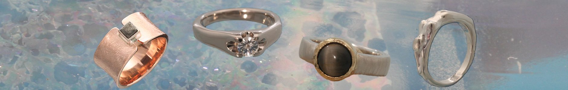 Een brede roodgouden ring met een ongeslepen diamant, een witgouden ring met een ice-flower geslepen diamant, een zilveren ring met een geelgouden zetkast met een kwartskattenoog en een ring in de vorm van een liggende vrouwfiguur.