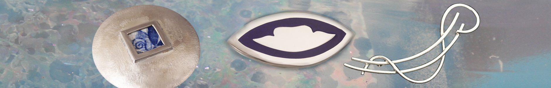 Een broche met een scherf, een broche met een Teunisbloem in blauwe email, een zilveren broche geïnspireerd op de vriendschap tussen twee jongens en daardoor ook hun ouders.