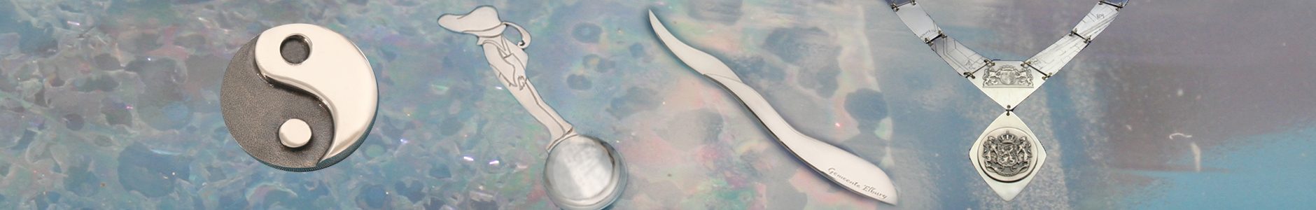 Een yinyanmunt, een geboortelepel met een figuurtje uit het sprookje van John Bauer, een briefopener, afscheidscadeau voor raadsleden Gemeente Elburg en het ambtsketen van de Gemeente Elburg.