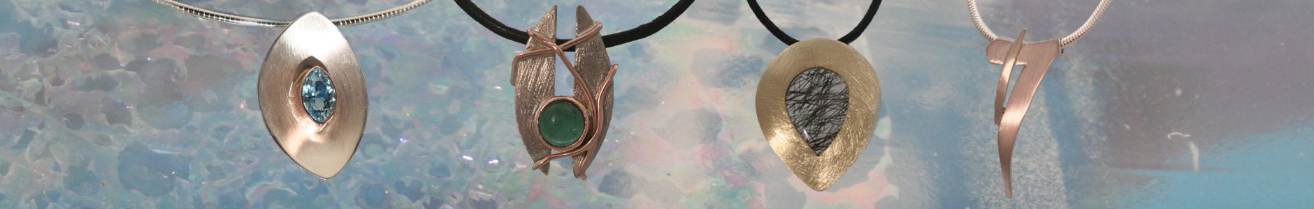 Deze sieraden zijn in opdracht gemaakt