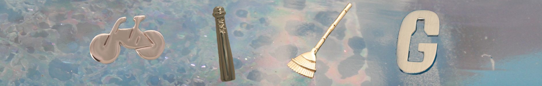 Deze spelden zijn in opdracht gemaakt