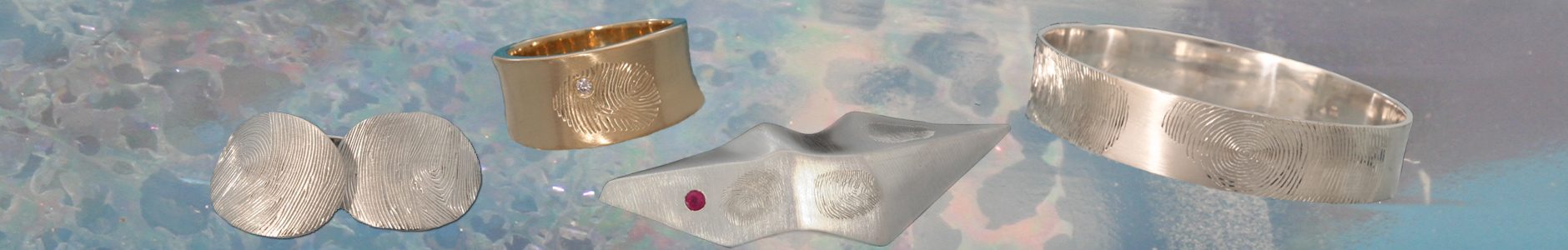 Diverse sieraden met gegraveerde vingerafdrukken