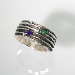 Frommelring met saffier en smaragd