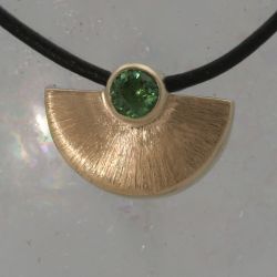 Tsavoriet.
Is een groene granaat. Het is een grossulaar die zijn kleur krijgt door Vanadium en Chrom.
Genoemd naar het Tsavo-Nationaalpark in Kenia/Tanznia. Tsavoriet