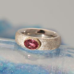 Ring met roze saffier