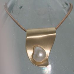 Gouden hanger met niervormige parel