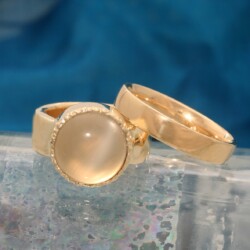 Gouden ringen met maansteen