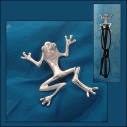 Een zilveren, pad broche die ook te gebruiken is om een lees- of zonnebril aan op te hangen. De broche is 47 x 36 mm. Prijs: €275 ,- B pad
