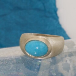 Een zilveren kogelring met turkoois. De ring is bovenin 12 mm breed. Prijs: €255 ,- Turkoois ring