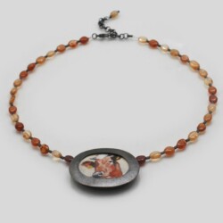 Een collier van hessonietkralen met een olieverfschilderij van Rita Dokter Wolf. Prijs: €330 ,- Louise de koe