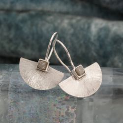 Chione oorhangers