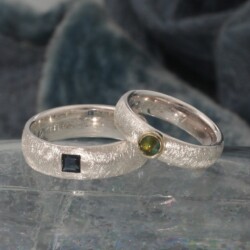 Ringen met saffier en toermalijn