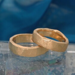 Ruwe geelgouden ringen