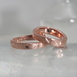 Ruwe roodgouden trouwringen