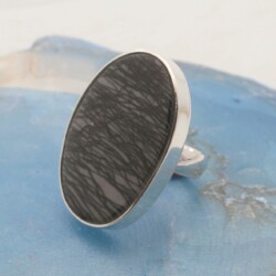 Zilveren ring met een gestreepte agaat. De steen is 40 x 30 mm. Prijs: € 260,- Gestreepte agaatring