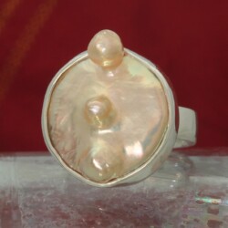 Roze parelschijfring. Zilveren ring met vergroeide parels. Doorsnede parel is 21 mm. Prijs: €190 ,- Roze parelschijfring