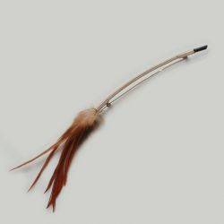 Broche met bruine veren
