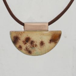 Bruine emailhanger