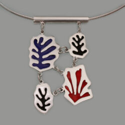 Zilveren hanger met rode, zwarte en blauwe email, geïnspireerd op de papercuts van Henri Matisse.