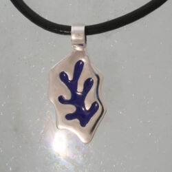 Zilveren hanger met blauwe email, geïnspireerd op de papercuts van Henri Matisse.