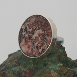 Rode mosagaatagaat ring. De agaat heeft een doorsnede van 32 mm.
Prijs: €260 ,- Rode mosagaatagaat ring