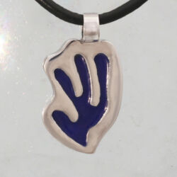Zilveren hanger met blauwe email, geïnspireerd op de papercuts van Henri Matisse.