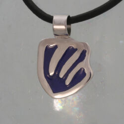 Zilveren hanger met blauwe email, geïnspireerd op de papercuts van Henri Matisse.