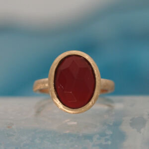Geelgouden ring met carneool