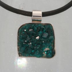 Zilveren hanger met dioptase kristallen
