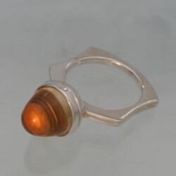 Zilveren plaatring met citrien. De citrien heeft een doorsnede van 11 mm. Prijs: € 245,- Zilveren plaatring met citrien