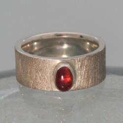 Zilveren ring met een ovale roze toermalijn. Breedte 8 mm. Prijs: €180 ,- Zilveren ring met een ovale roze toermalijn