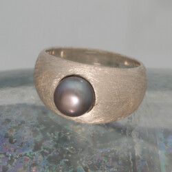 Ijsmatte zilveren kogelring met een grijze zoetwaterparel. Ijsmatte zilveren kogelring met een grijze zoetwaterparel