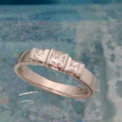 Witgouden ring met princes geslepen diamanten