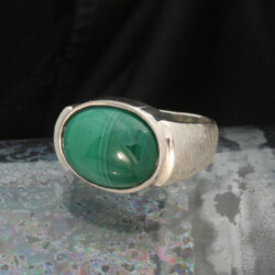 Een ijsmatte zilveren ring met malachiet