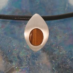 Zilveren hanger met tijgeroog