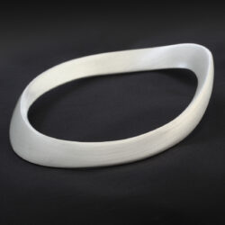 Uit de serie stroming, de massieve zilveren armband "Getijden". Prijs: €395,- Getijden