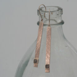 Lange witgouden oorhangers
