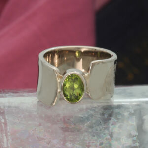Witgouden ring met peridoot