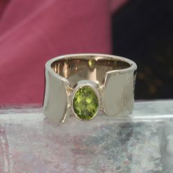 Witgouden ring met peridoot